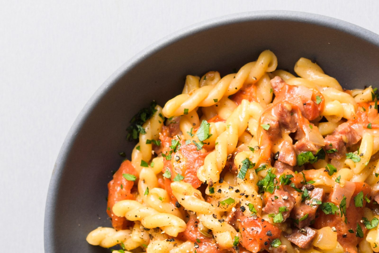 gemelli-tomatoes-salami-cookish WEB