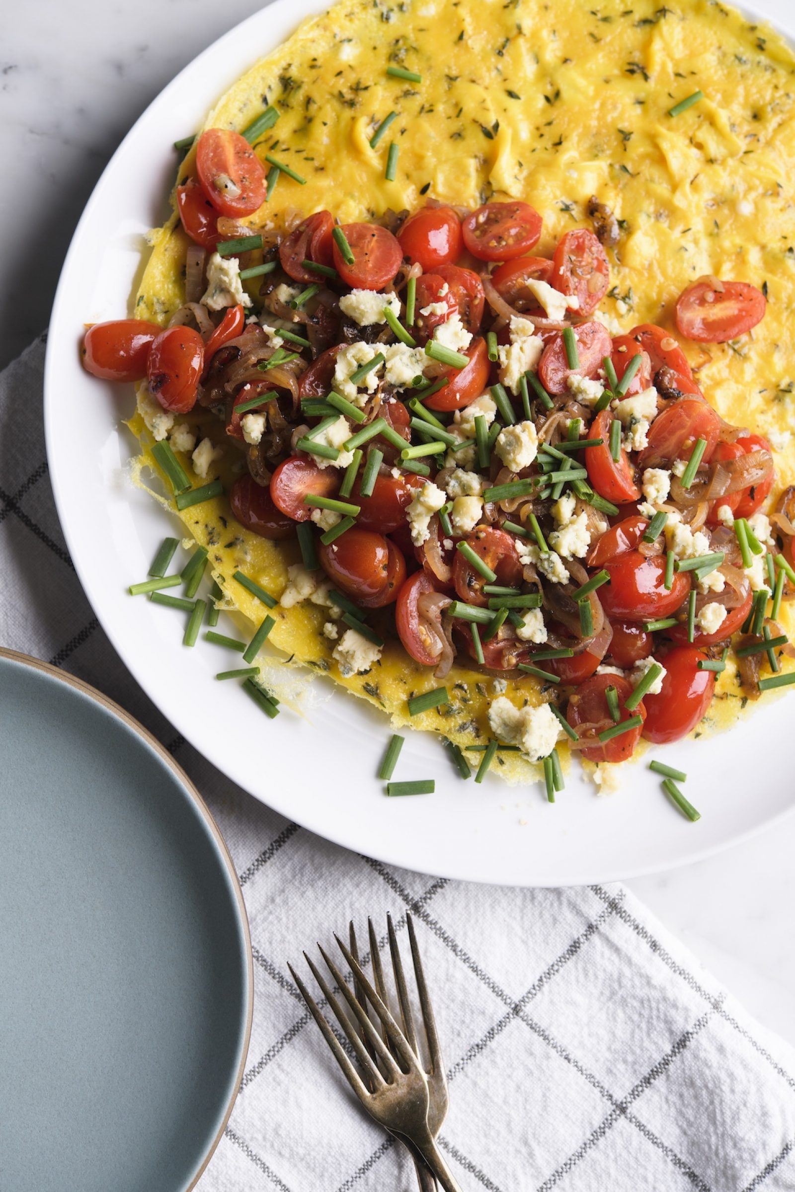 tomato-blue-cheese-herbed-omelet-v