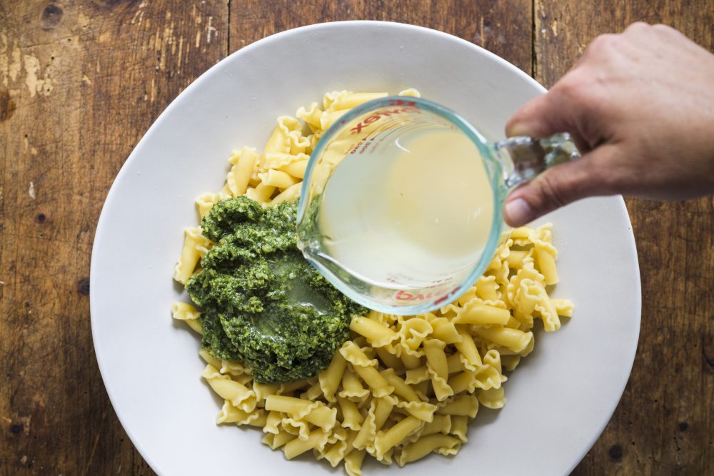 Properly sauce pasta with pesto