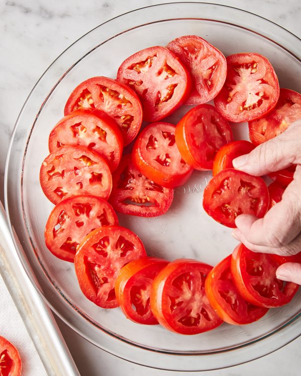 Tomato tart layer sliced tomatoes in pie pan